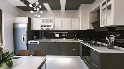 Een keuken met grijze onderkasten en witte bovenkasten onder een donker plafond met moderne lamp.