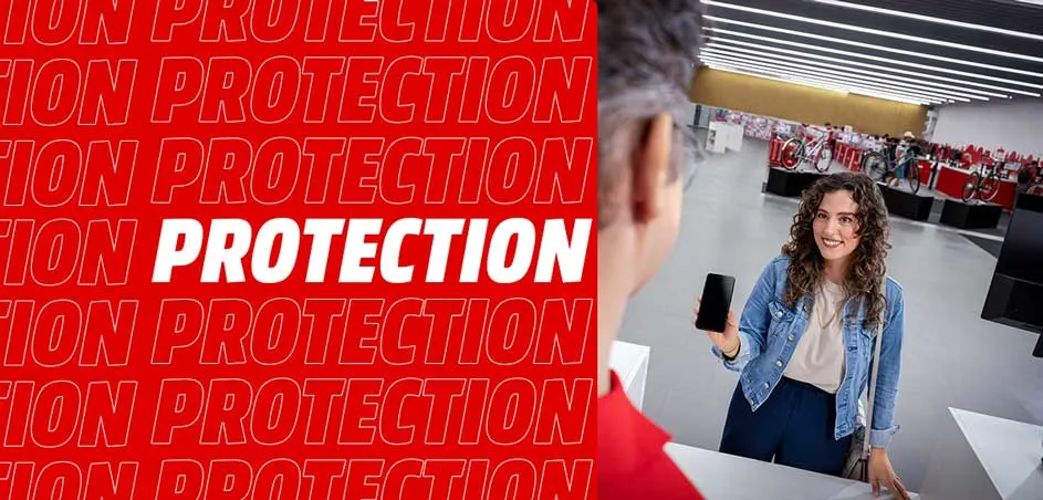 Une femme montre un smartphone dans un magasin de vélos, avec le mot "PROTECTION" en rouge.