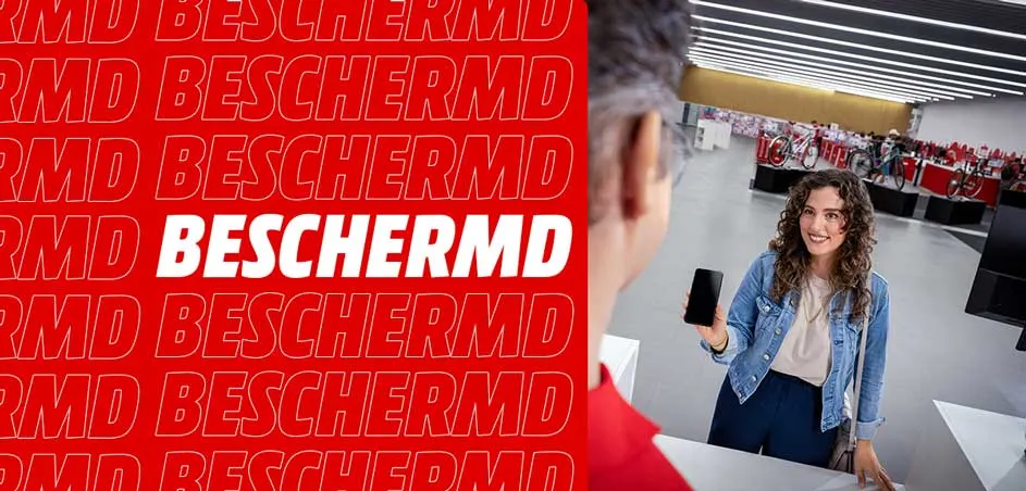 Rode achtergrond met witte tekst "BESCHERMD". Vrouw toont telefoon in winkel met fietsen.