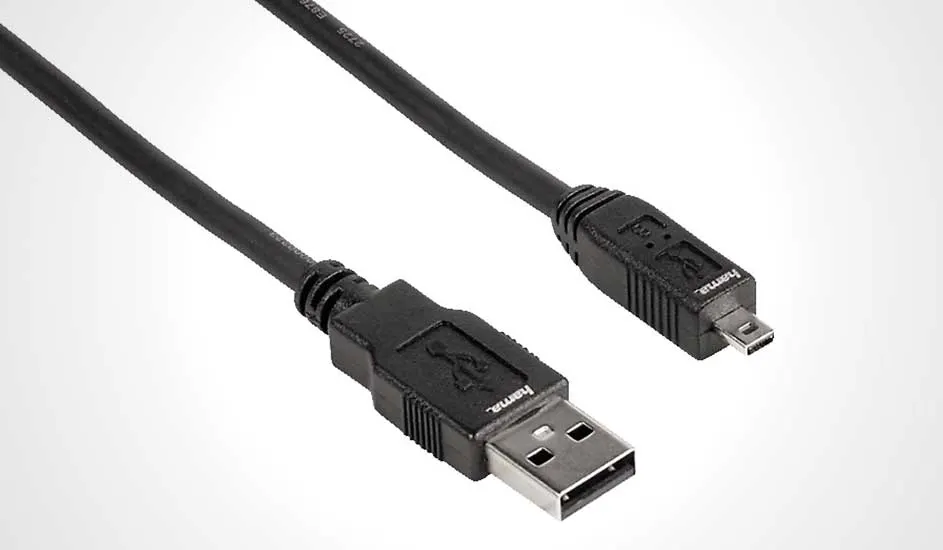 Un câble USB noir avec une extrémité USB standard et une extrémité mini-USB sur un fond blanc dégradé.