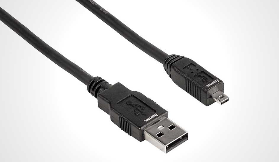 Zwarte USB-kabel met een USB-A-connector aan de ene kant en een mini-USB-connector aan de andere kant tegen een witte achtergrond.