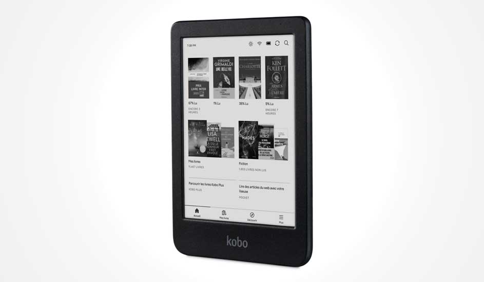 Een zwarte Kobo e-reader toont een overzicht van boeken op het scherm, met het Kobo-logo zichtbaar onderaan het apparaat.