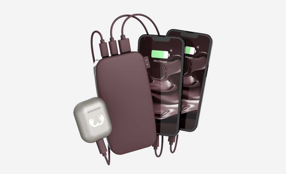 Une batterie externe bordeaux charge deux téléphones et des écouteurs sans fil blancs sur fond blanc.