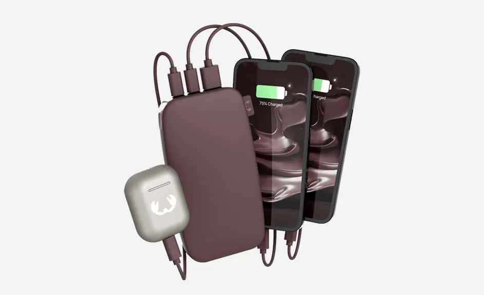 Une batterie externe bordeaux charge deux téléphones et des écouteurs sans fil blancs sur fond blanc.