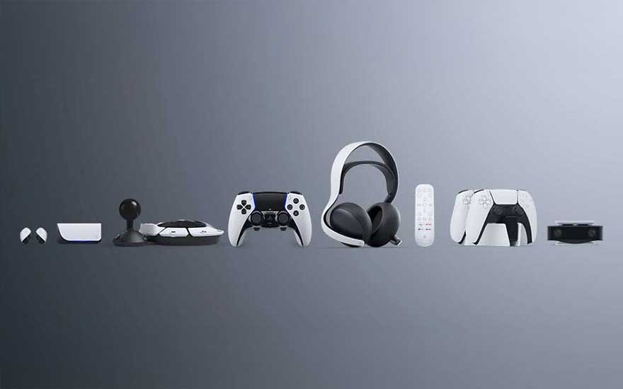 Divers accessoires de jeu vidéo blancs et noirs disposés sur un fond gris. On y trouve un casque, une télécommande et des manettes.