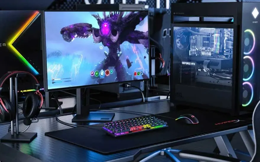 Een gamingsetup met ultrawide monitor, RGB-toetsenbord en muis; op het scherm vecht een paarse monsterbaas. PC-kast met licht.