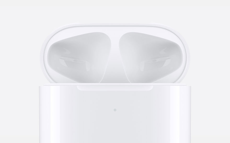 Vue rapprochée d'un boîtier de charge blanc ouvert pour des écouteurs sans fil.