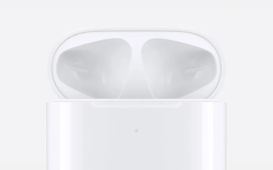 Vue rapprochée d'un boîtier de charge blanc ouvert pour des écouteurs sans fil.