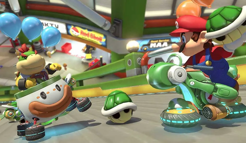 Mario Kart course avec Mario sur une moto verte et Bowser Jr. dans un kart, avec des ballons bleus.