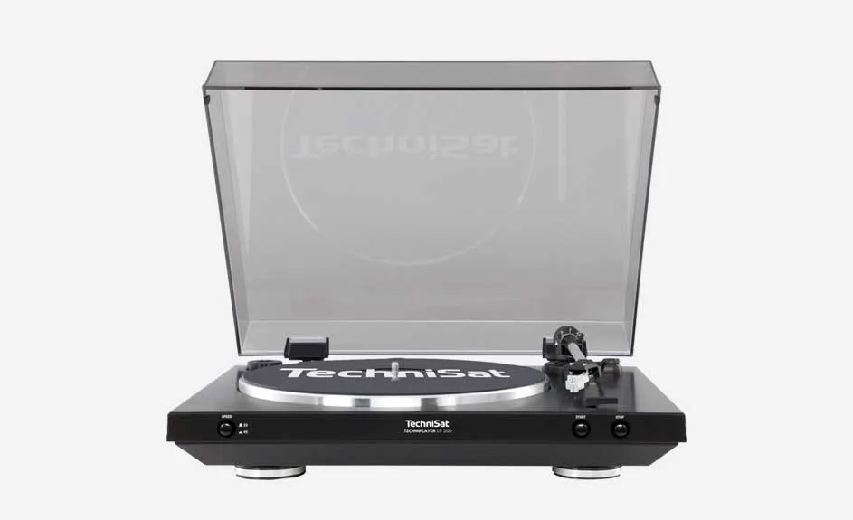 Platine vinyle noire TechniSat avec capot gris transparent ouvert, sur fond blanc.