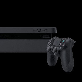 Console PS4 noire et manette sur fond noir. La console est à gauche, la manette à droite.