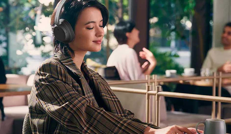 Une pièce avec table et chaises. Une tasse grise repose sur la table. L'arrière-plan est flou.