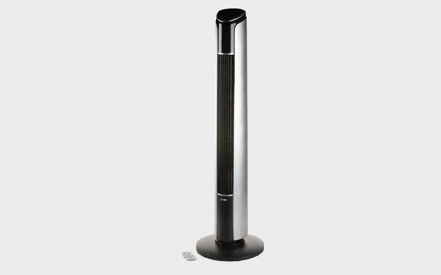 Un ventilateur colonne élégant, accompagné d’une télécommande, présenté sur fond clair et neutre, design contemporain.