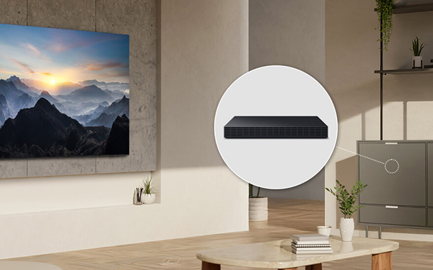 Salon moderne avec une télévision affichant un paysage montagneux et un système audio noir mis en évidence. Mobilier neutre.