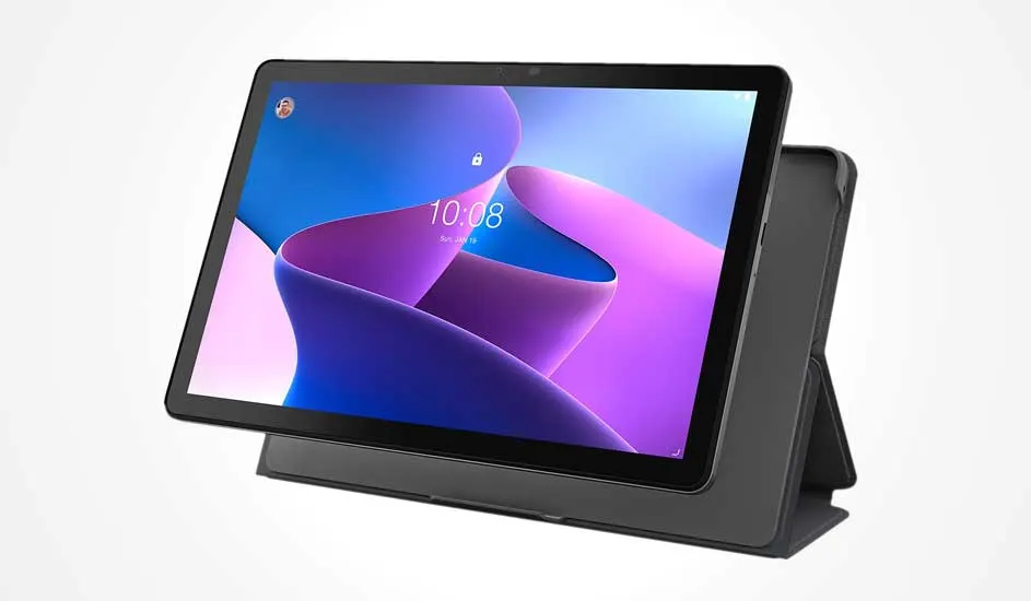 Une tablette noire dans un étui de protection est posée debout, écran de verrouillage coloré, heure et photo de profil en haut à gauche.