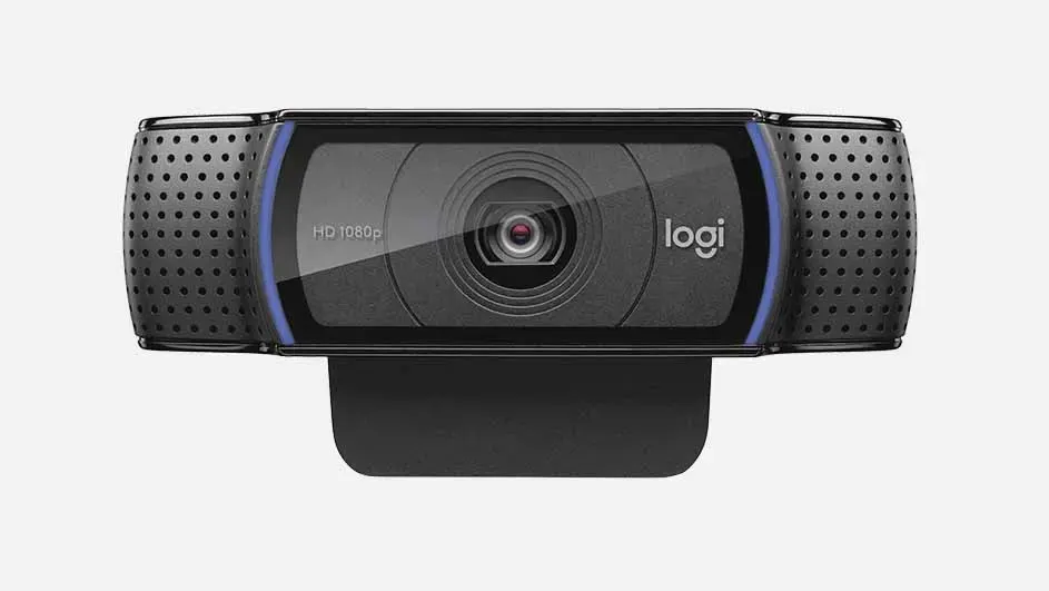 Une webcam noire Logitech avec résolution HD 1080p et côtés perforés, idéale pour les appels vidéo et le streaming.