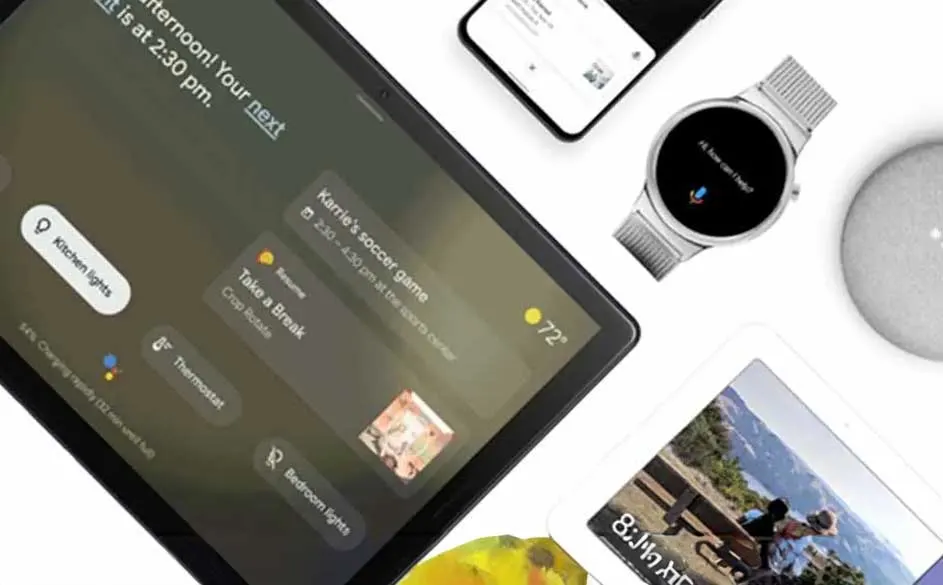 Zicht op een tablet, smartphone, smartwatch en slimme speaker op een witte achtergrond. De tablet toont een smart home dashboard.