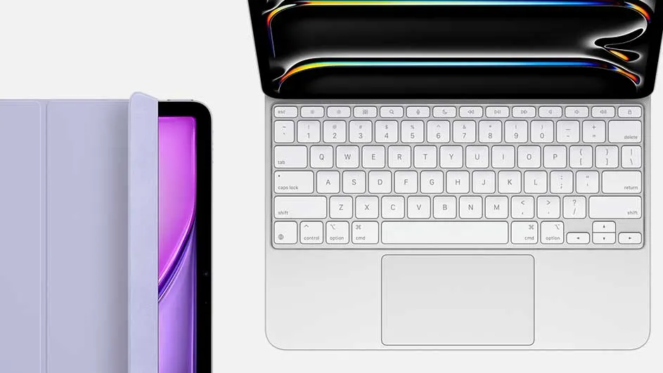 Een tablet met paarse scherm en een lichtpaarse hoes. Een wit toetsenbord met een touchpad.