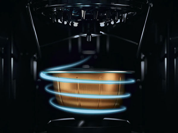 Een gouden pan met blauwe spiralen in een zwarte oven.