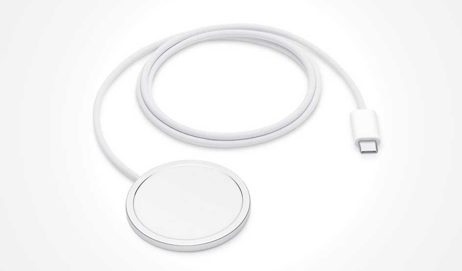 Un disque de charge magnétique blanc avec câble tressé est posé sur fond clair; au bout, on voit un connecteur USB‑C.