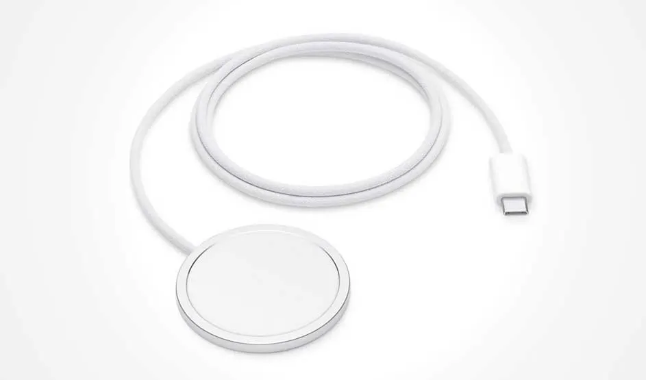 Un disque de charge magnétique blanc avec câble tressé est posé sur fond clair; au bout, on voit un connecteur USB‑C.