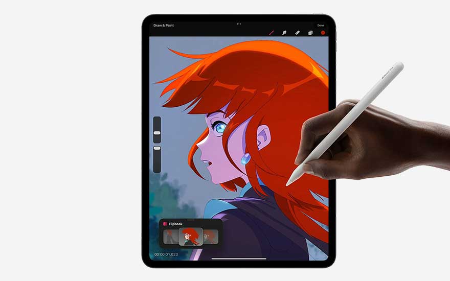 Une tablette noire affiche une application de dessin avec un stylet blanc. Une main tient le stylet près de l'écran.