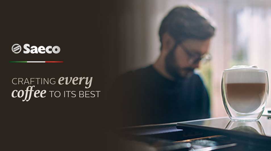 Een glas gelaagde koffie met Saeco-logo op een donkere achtergrond. De tekst luidt: "Crafting every coffee to its best".