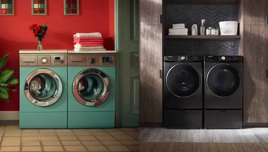 Deux paires de machines à laver, anciennes et modernes, dans une buanderie avec étagères et carrelage.