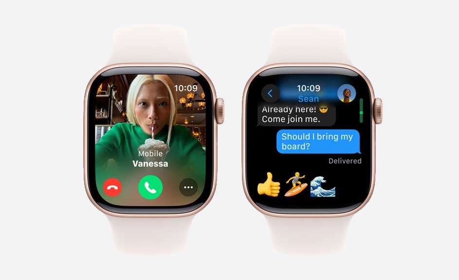 Twee smartwatches met een gouden rand en een beige band. De linker toont een videogesprek en de rechter een berichtenapp.