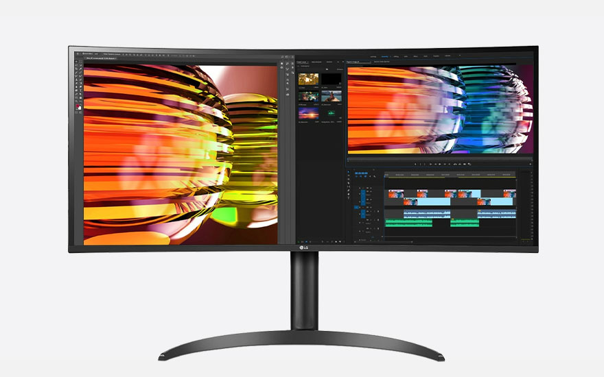 Een gebogen, zwart computerscherm toont videobewerkingssoftware met kleurrijke grafische afbeeldingen en tijdlijnen. Het scherm staat op een zwarte voet.