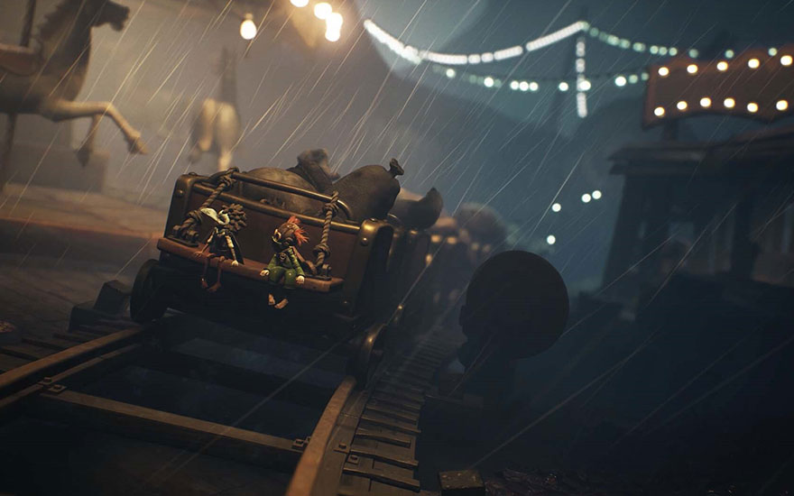 Les personnages sont assis dans un chariot en bois roulant sous la pluie, entourés de lumières colorées dans la nuit.