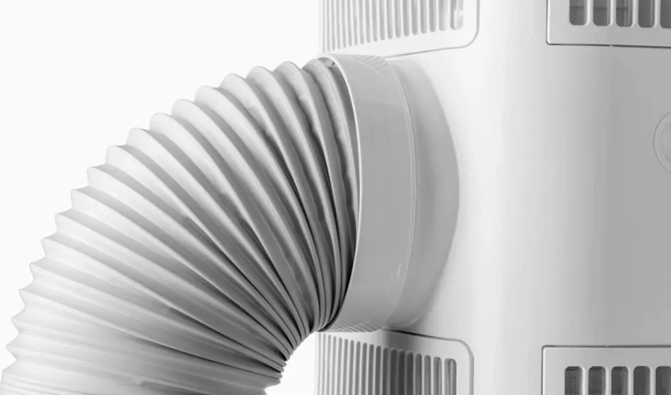 Grote, flexibele luchtafvoerslang is aangesloten op een witte mobiele airconditioner; merk niet zichtbaar op het apparaat.