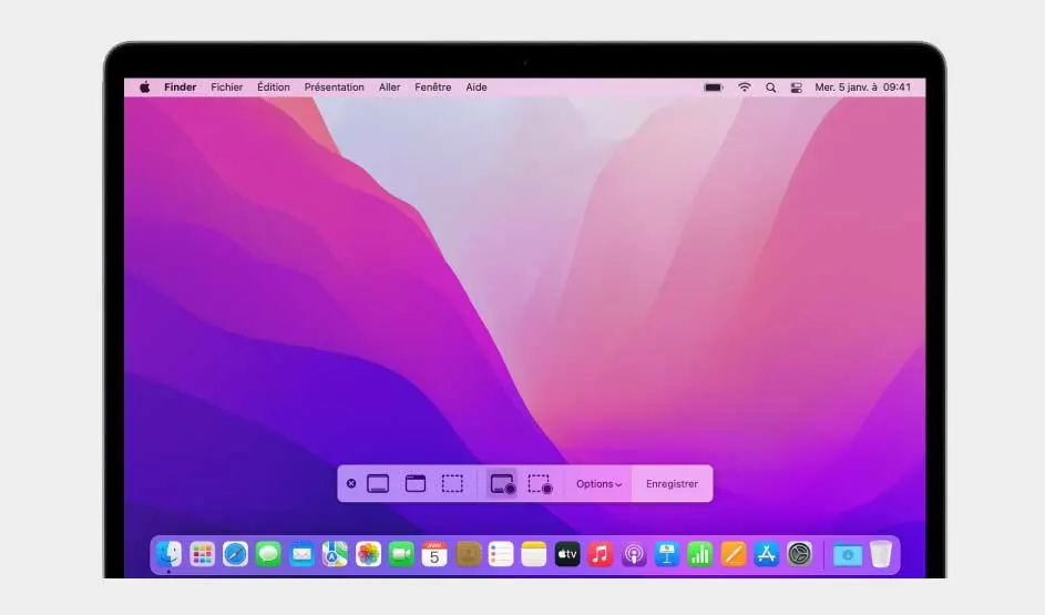 Écran de MacBook Apple avec fond rose-violet affichant le menu capture d’écran, Dock d’apps en bas ; interface Apple bien visible.