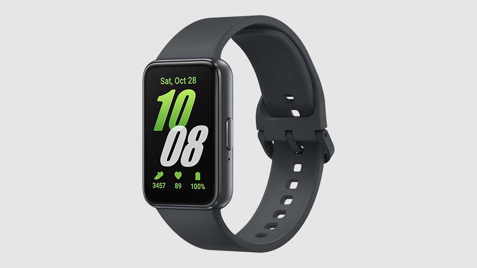 Hier is een donkerblauwe smartwatch met een rechthoekig scherm dat zaterdag 28 oktober 10:08 toont.