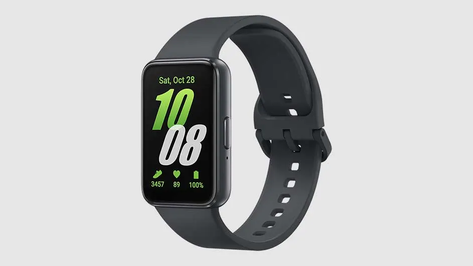 Hier is een donkerblauwe smartwatch met een rechthoekig scherm dat zaterdag 28 oktober 10:08 toont.