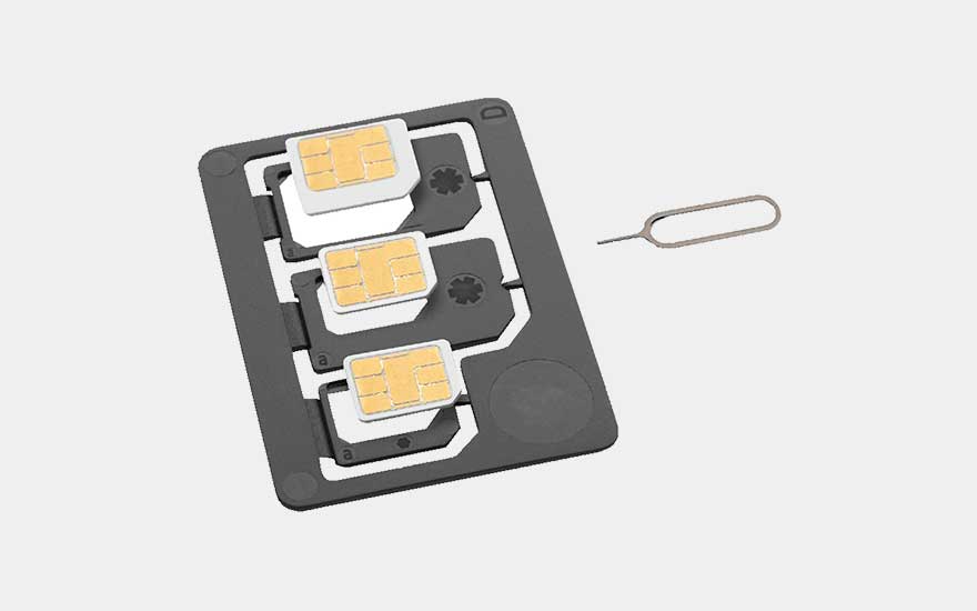 Trois cartes SIM blanches dans un support gris, avec un outil d'éjection sur fond gris clair.