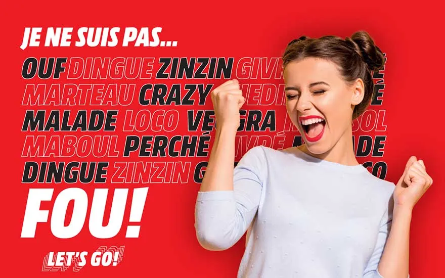 Une femme souriante lève les bras de joie, entourée de mots tels que « fou », « wappie », et « GEK! » sur un fond rouge éclatant.
