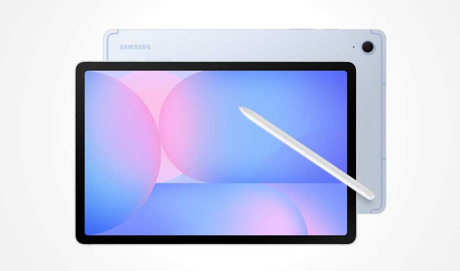 Une tablette Samsung claire est vue de face et de dos, avec un stylet blanc posé en biais sur l’écran, sur fond uni.