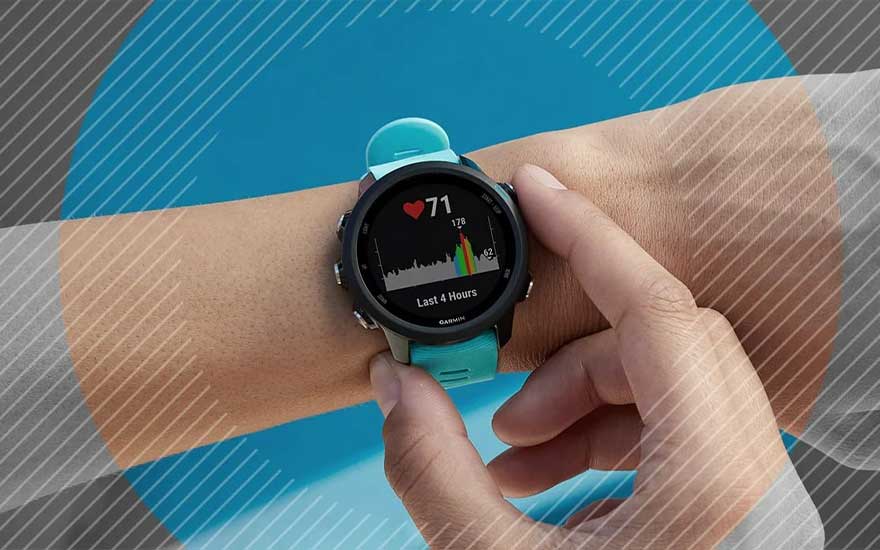 Een polshorloge met een zwart display en een lichtblauwe band toont een hartslag van 71. De achtergrond is blauw met witte strepen.