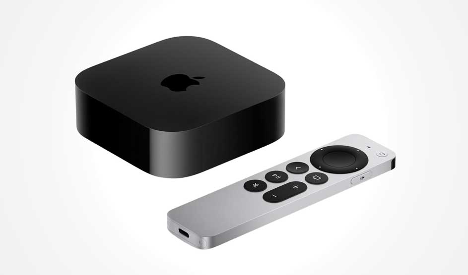 Een zwarte Apple TV-box met afgeronde hoeken en een zilveren afstandsbediening ervoor.