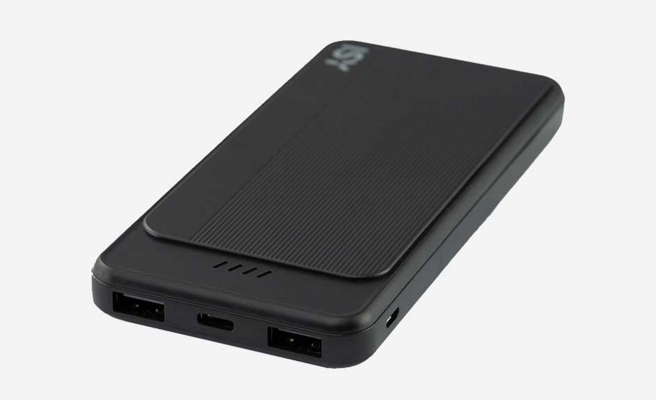 Batterie externe noire avec deux ports USB, un port USB-C, des indicateurs LED et une surface antidérapante texturée.