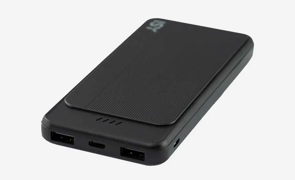 Batterie externe noire avec deux ports USB, un port USB-C, des indicateurs LED et une surface antidérapante texturée.