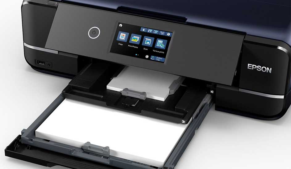 Een zwarte Epson printer met een open papierlade gevuld met wit papier en een bedieningspaneel met pictogrammen.