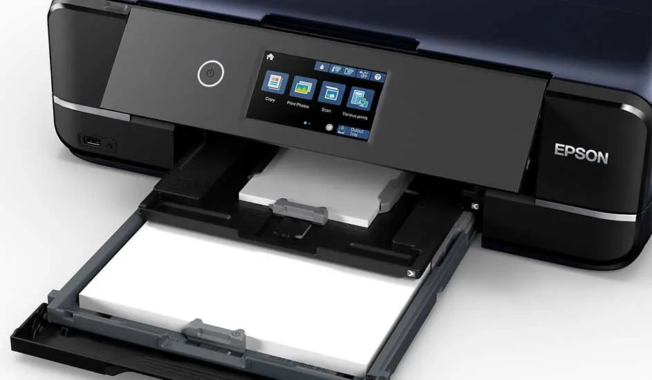 Een zwarte Epson printer met een open papierlade gevuld met wit papier en een bedieningspaneel met pictogrammen.