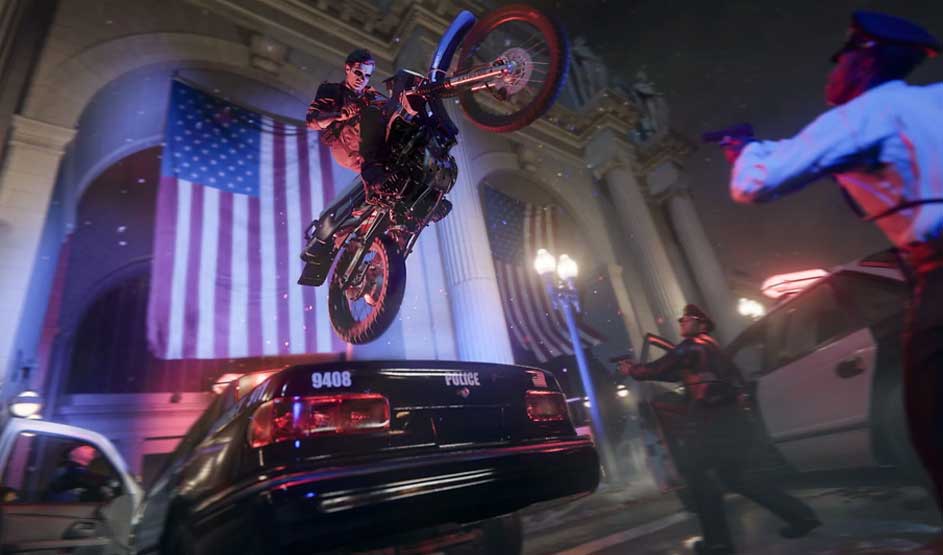 Een motorrijder springt over een politieauto terwijl agenten richten, met Amerikaanse vlaggen op de achtergrond. Merk: PAYDAY.