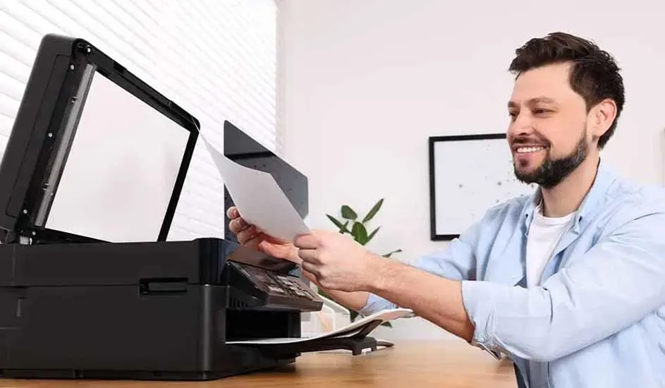 Een zwarte printer met open scannerdeksel en witte documenten. De achtergrond is een witte muur met een zwart frame.