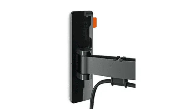 Support mural TV noir avec loquet orange. Un câble noir est connecté. Fond blanc.