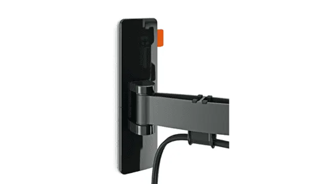 Zwarte tv-muurbeugel met een oranje detail tegen een witte achtergrond.