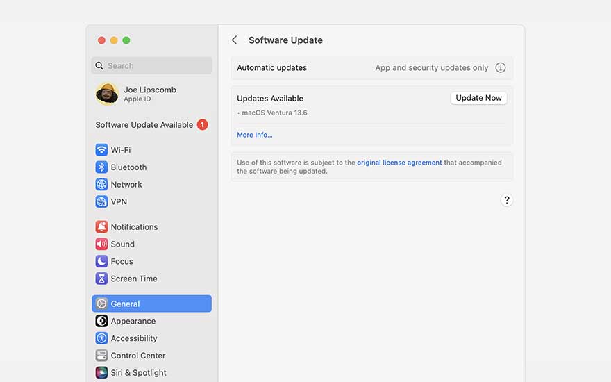 Screenshot van een Mac's 'Software Update' scherm in Systeeminstellingen, met 'macOS Ventura 13.6' klaar om te updaten.