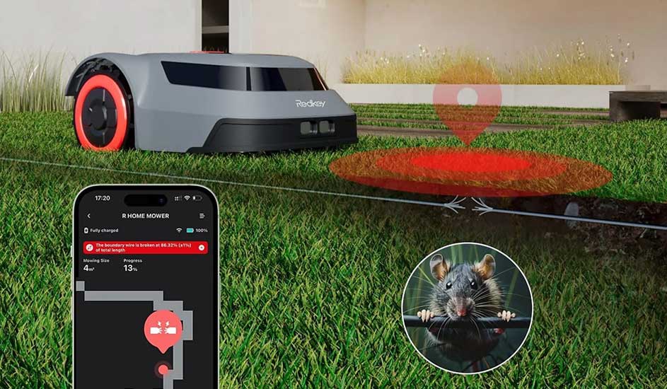 Een Redkey robotmaaier stopt door een kapotte grensdraad, veroorzaakt door een muis; melding zichtbaar op de smartphone.